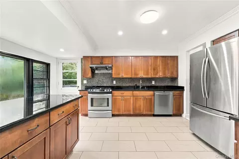 Kitchen - 52 Winthrop Rd, Plainview, NY 11803 photo 2 of 2