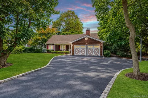 265 Oak Neck Ln, West Islip, NY 11795