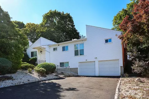 16 Carriage Rd, North Hempstead, NY 11024