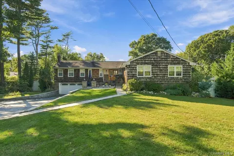 49 Westview Dr, Brookhaven, NY 11764