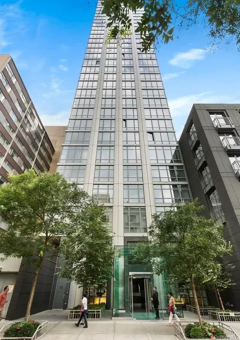 310 W 52nd St #35A, New York, NY 10019