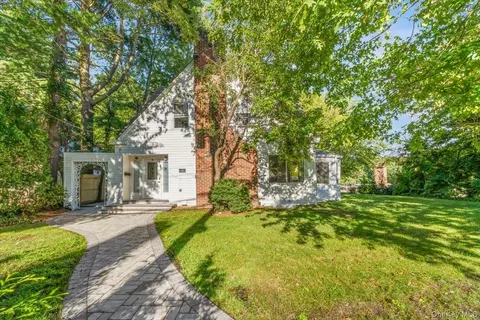 19 Gilchrest Rd, North Hempstead, NY 11021