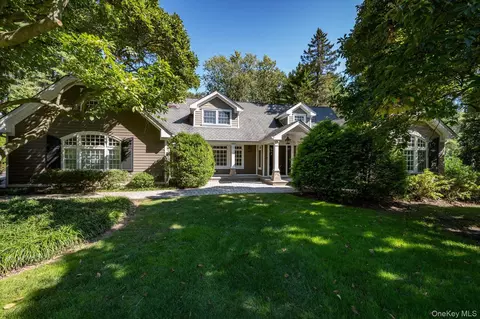 15 Haddington Dr, North Hempstead, NY 11568
