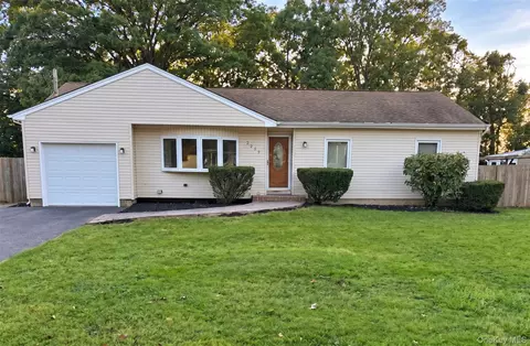 2230 Louis Kossuth Ave, Ronkonkoma, NY 11779
