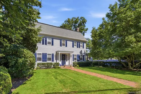 75 Dewey St, Huntington, NY 11743