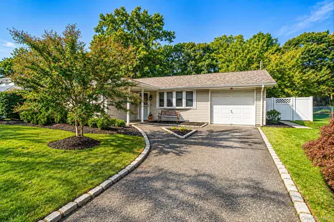 5 Allegheny Dr S, Farmingville, NY 11738