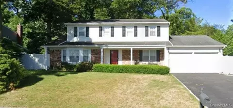 20 Beaumont Ln, Lake Grove, NY 11755