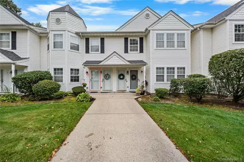 3 Victorian Ln, Medford, NY 11763
