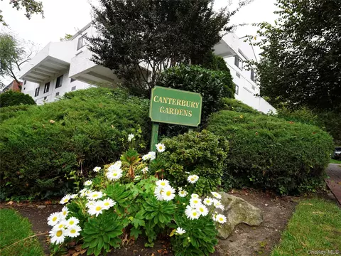 21 Canterbury Rd #4, North Hempstead, NY 11021
