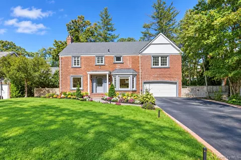 18 Pond Park Rd, North Hempstead, NY 11023