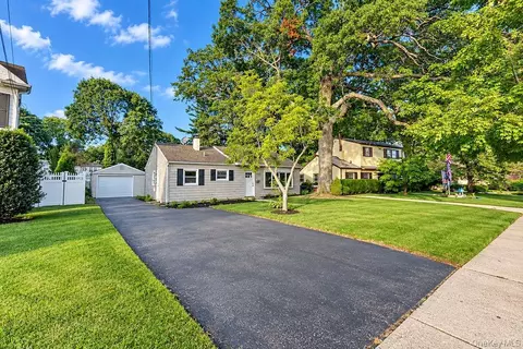 7 Surrey Rd, Massapequa, NY 11758