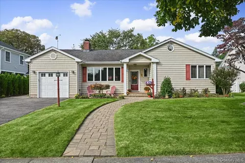 4 Lincoln St, Garden City, NY 11530
