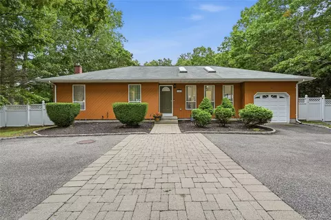 16 Georgann Rd, Manorville, NY 11949