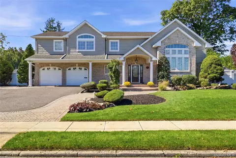 72 Wenwood Dr, Massapequa Park, NY 11762