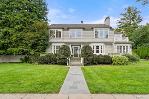 90 E Brookside Dr, Larchmont, NY 10538