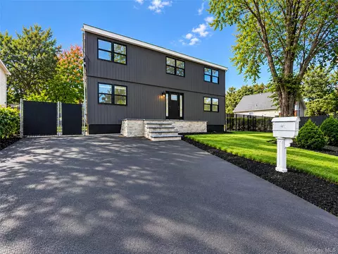 6 Sportsman Ct, Shirley, NY 11967