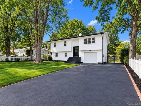 21 Lama Dr, Shirley, NY 11967