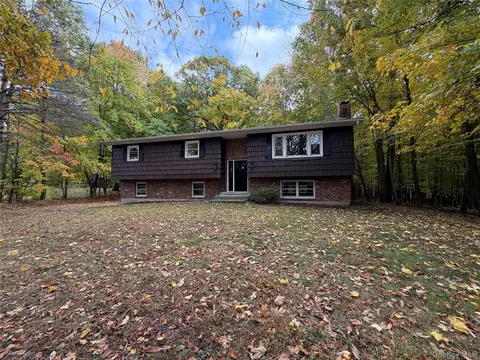 24 Emperor Ln, Montgomery, NY 12549