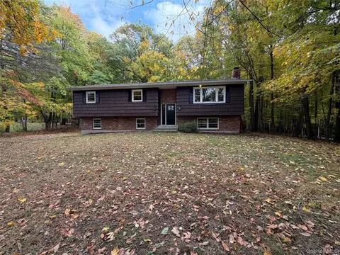 24 Emperor Ln, Montgomery, NY 12549