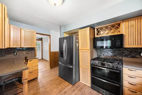 Entry Way - 2 Easterly Rd, Hampton Bays, NY 11946 photo 1 of 1