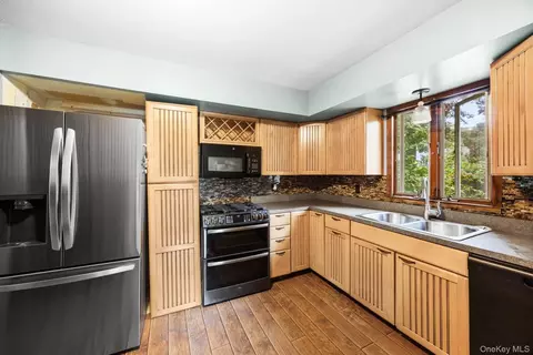 Kitchen - 2 Easterly Rd, Hampton Bays, NY 11946 photo 1 of 2