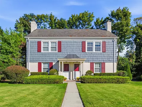 37 Bayview Ct, North Hempstead, NY 11030