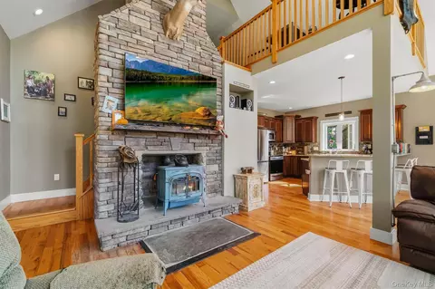 Entry Way - 155 Sands Rd, Wallkill, NY 10941 photo 2 of 7