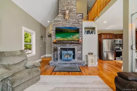 Entry Way - 155 Sands Rd, Wallkill, NY 10941 photo 1 of 7