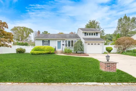 42 Peachtree Ln, Huntington Station, NY 11746