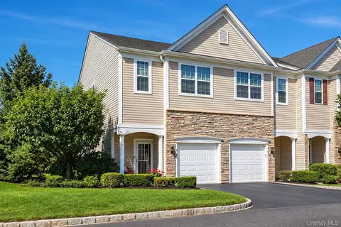 30 Torrey Pine Ln, Bay Shore, NY 11706