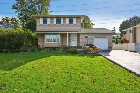 26 Falcon Dr, Hauppauge, NY 11788