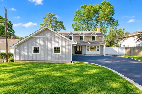 9 Sussex Ln, Lake Grove, NY 11755