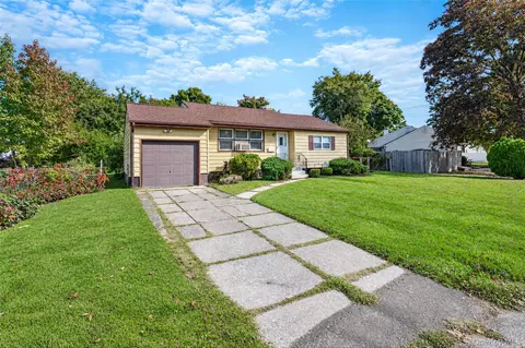 29 Walton St, Brentwood, NY 11717