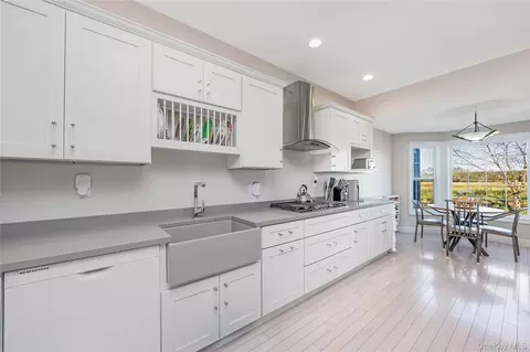 Kitchen - 32 Tyler Dr, Riverhead, NY 11901 photo 4 of 4