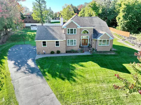 12 Stark Ct, Clarkstown, NY 10956