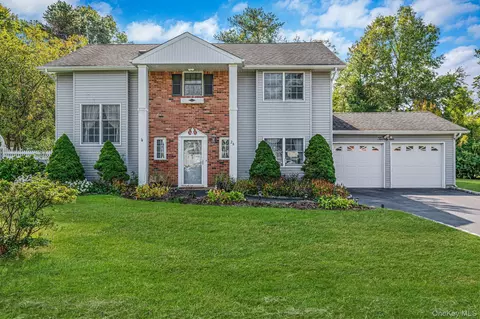 26 Bradley Dr, Shoreham, NY 11786