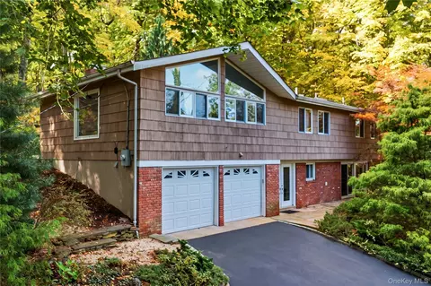 12 Sandy Hollow Rd, Northport, NY 11768