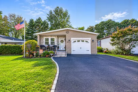 33 Dogwood Ln, Manorville, NY 11949