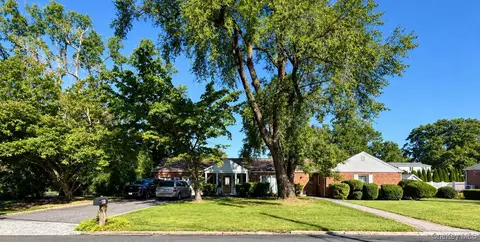 100 Hoover Pl, Centerport, NY 11721