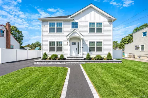23 Bogart St, Huntington Station, NY 11746