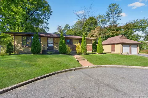 2 Dubois Ct, Sea Cliff, NY 11579