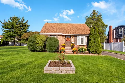 521 Patterson St, East Meadow, NY 11554