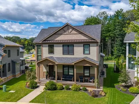 31 Oak Riidge Blvd, Saratoga Springs, NY 12866