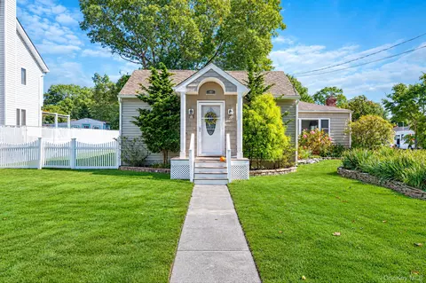 157 Abner Dr, Holtsville, NY 11742