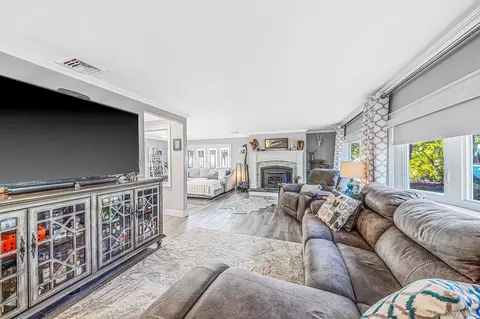 Living - 76 Corbin Ave, Brookhaven, NY 11772 photo 4 of 5