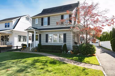 421 Oak St, Bellmore, NY 11710