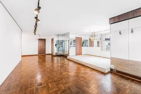 77 W 55th St #17B, New York, NY 10019