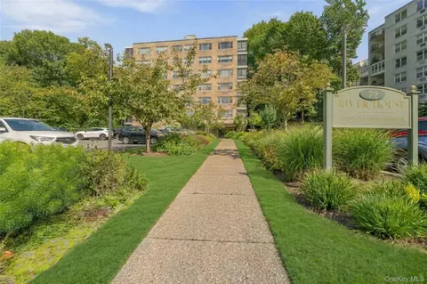 72 Pondfield Rd W #4C, Bronxville, NY 10708