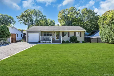 49 Muriel Pl, West Sayville, NY 11796
