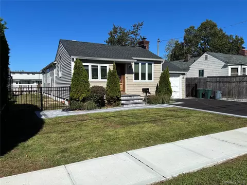 5 Barry Rd, Amity Harbor, NY 11701